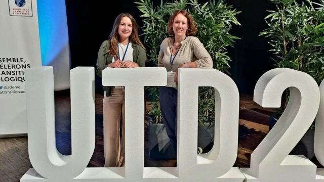 2 femmes posent devant le logo UTD