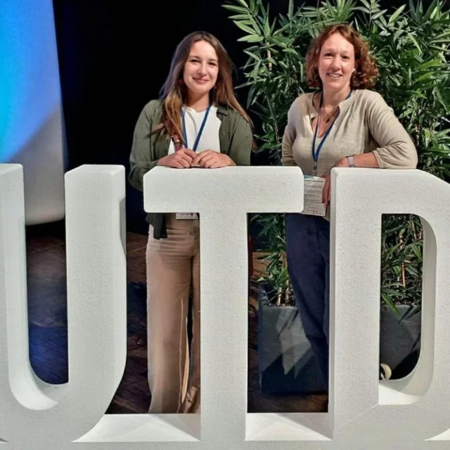 2 femmes posent devant le logo UTD