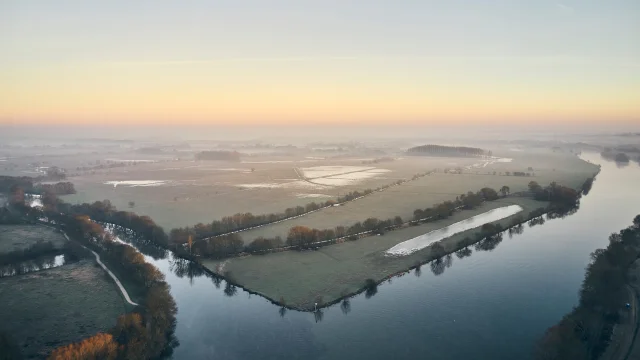 Vue aérienne sur l'île Saint-Aubin en partie inondée l'hiver